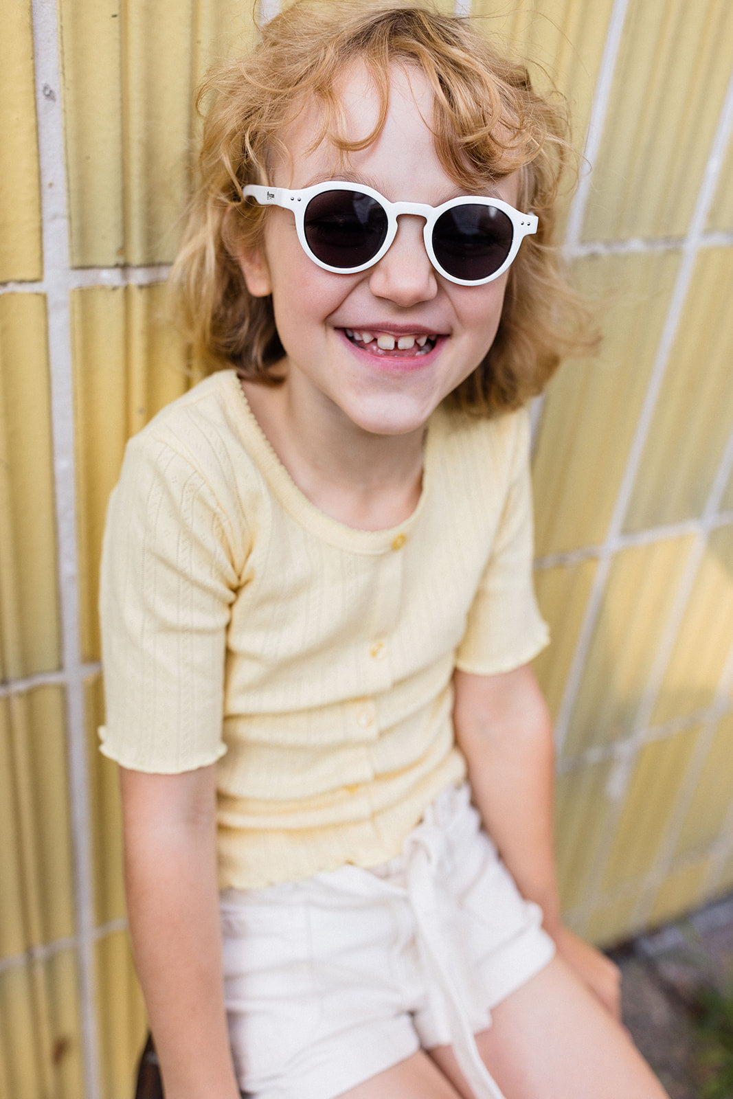 6 jähriges Mädchen trägt weiße Flitzkids KIndersonnenbrille