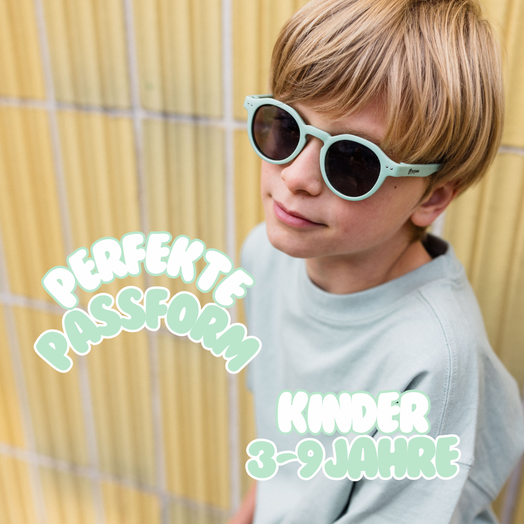 8 jähriger Junge trägt coole grüne Kindersonnenbrille