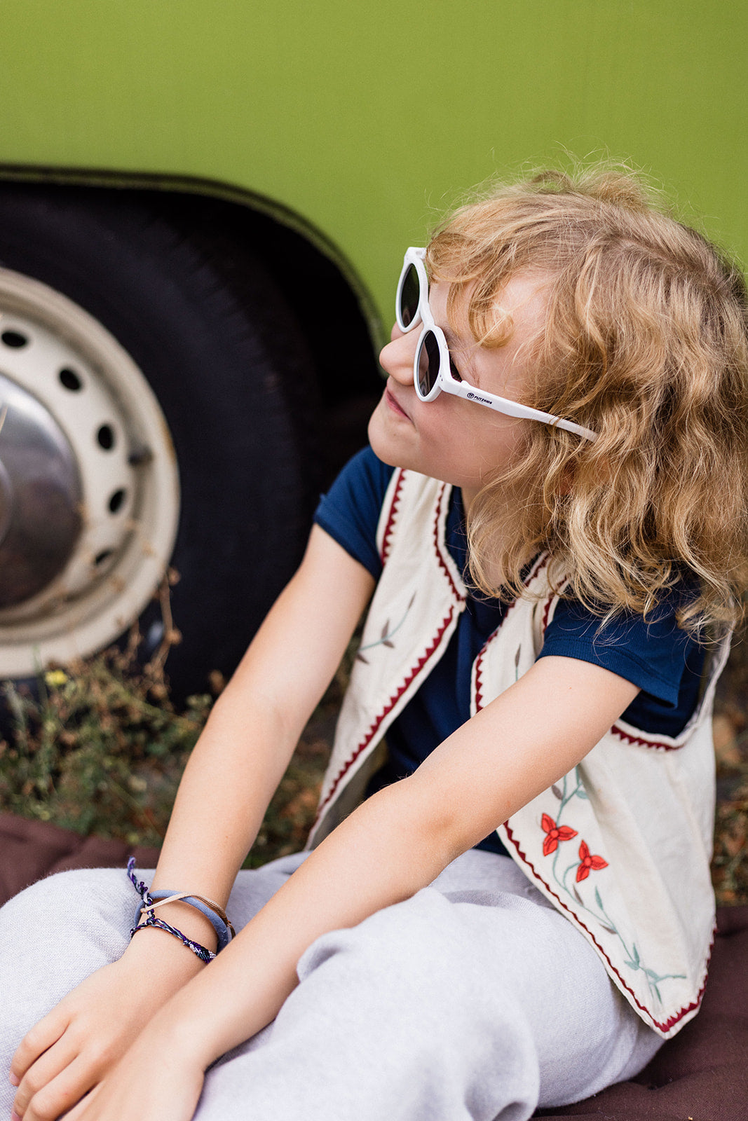 Mädchen  im Alter von 6 Jahren mit weißer Flitzkids Kindersonnenbrille beim spielen