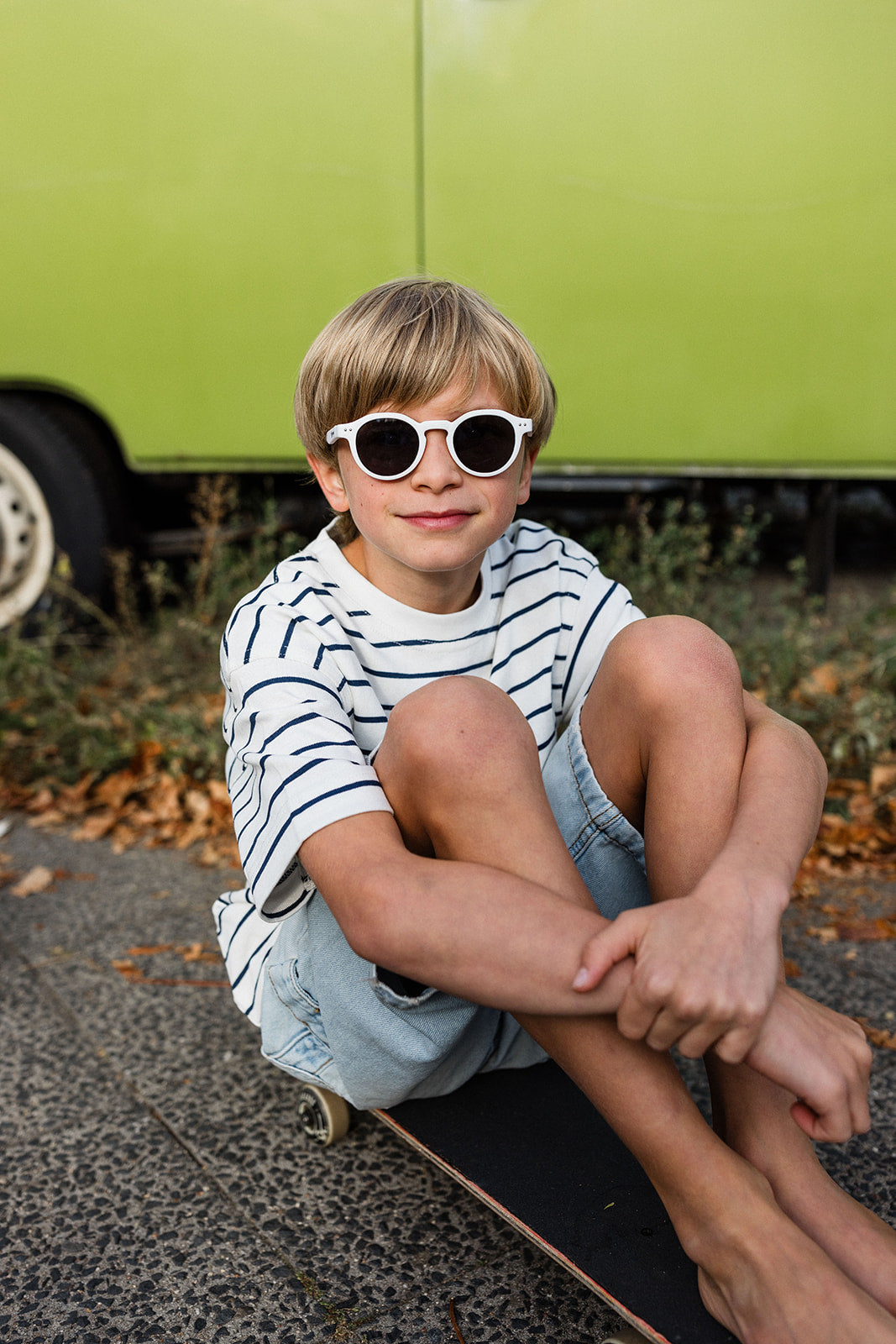 Junge spielt und trägt weiße flitzkids kindersonnenbrille