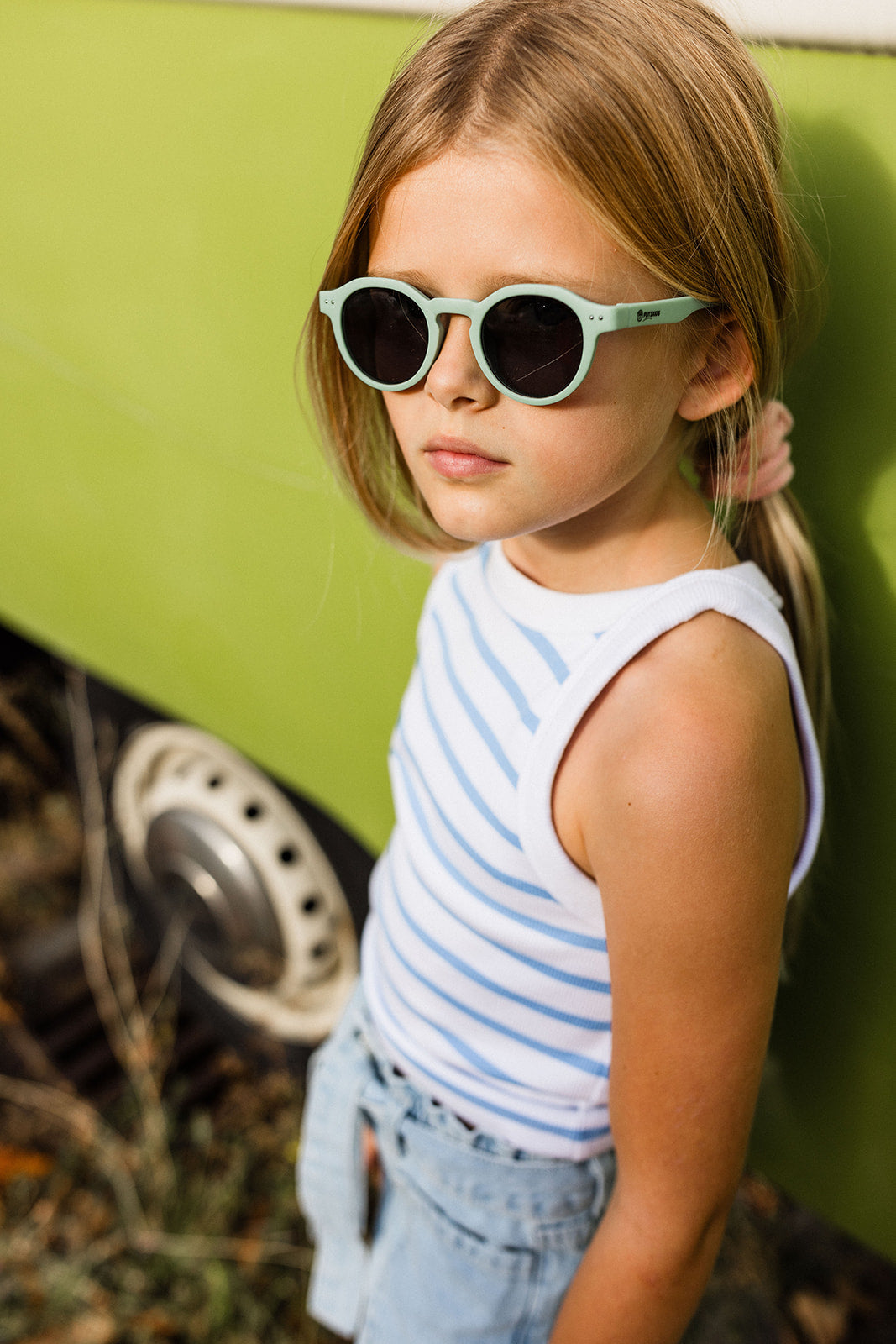 6-jähriges Mädchen trägt coole Flitzkids Kindersonnenbrille