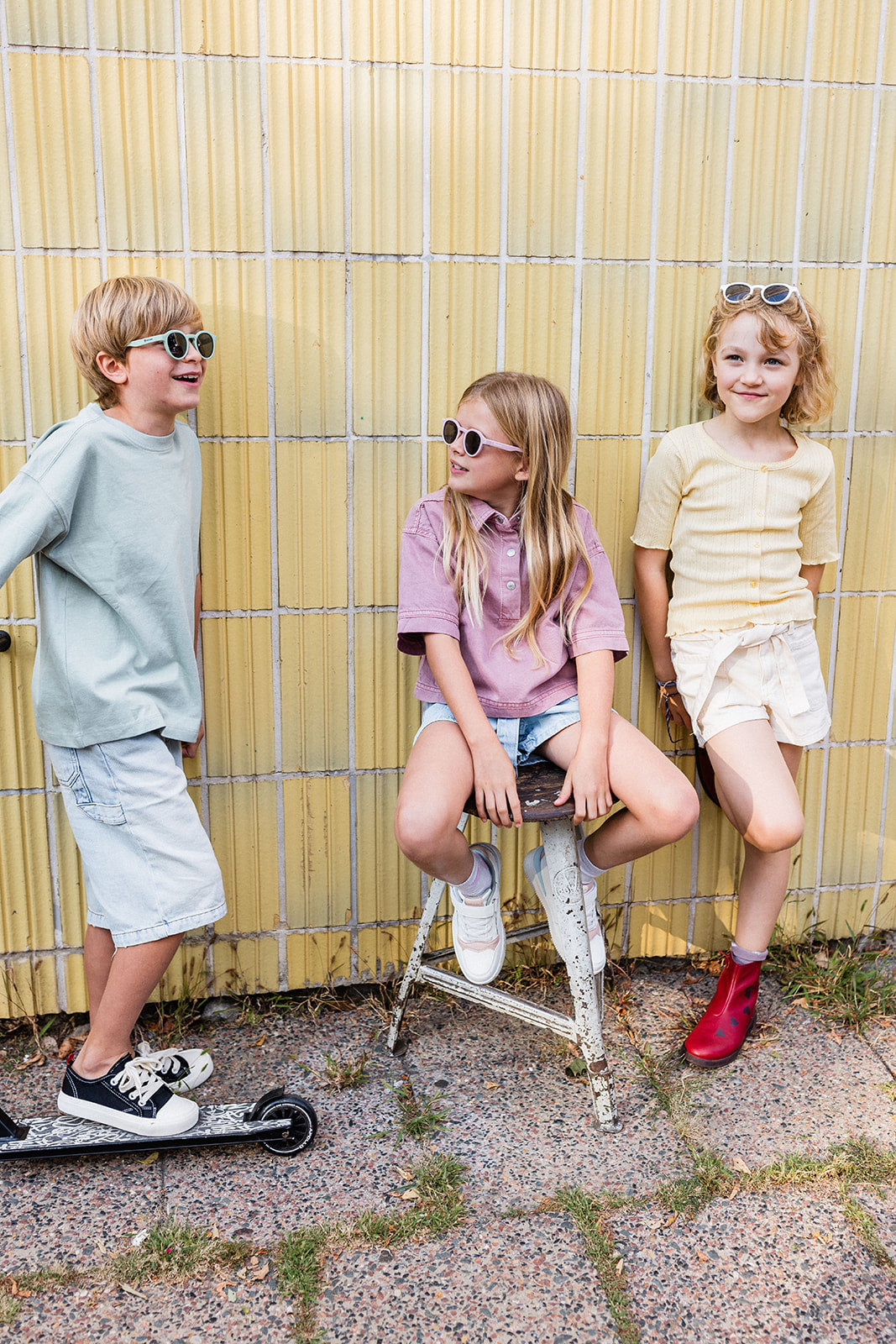 Kinder im Alter von 6-8 Jahren mit Flitzkids Sonnenbrille 