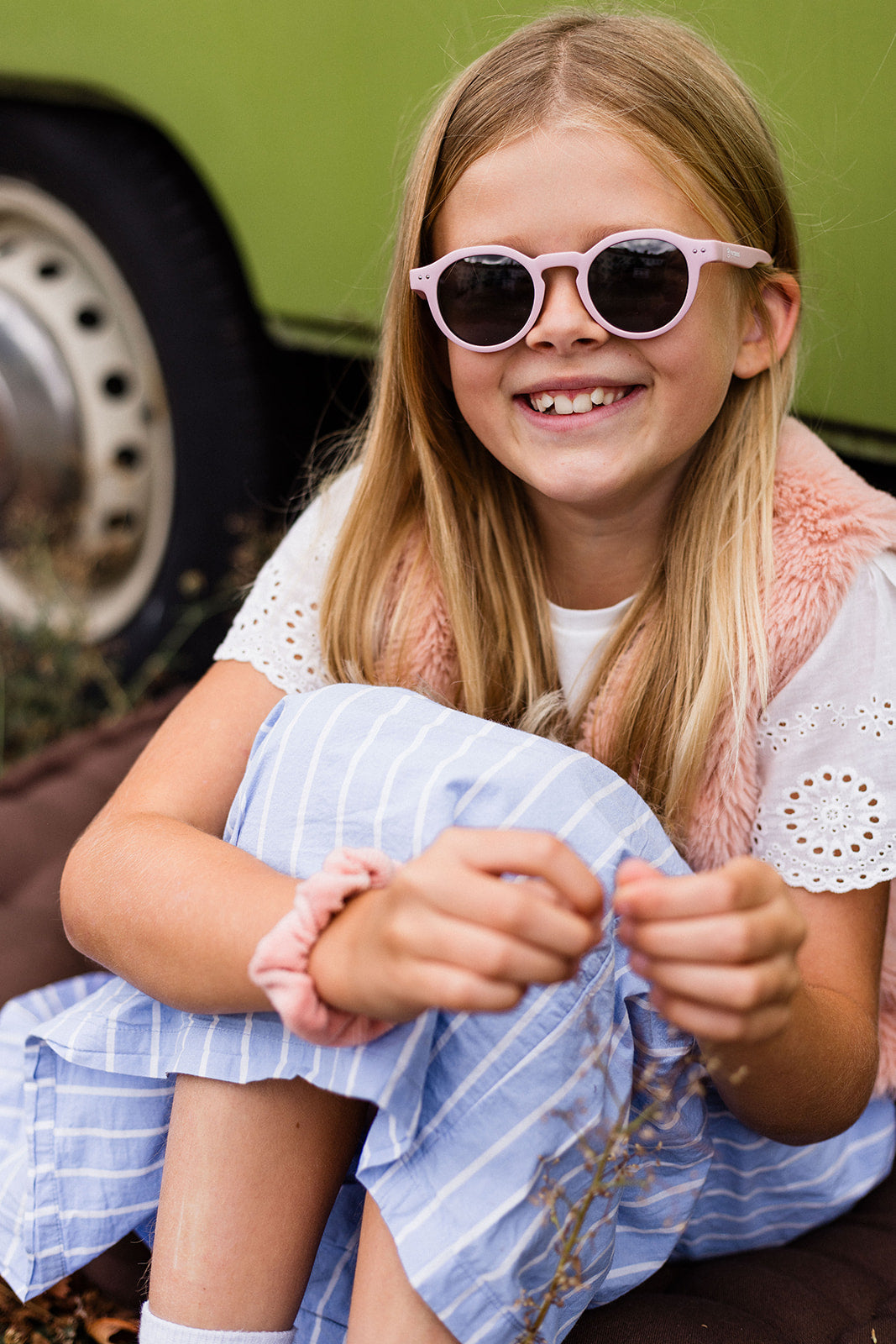 Mädchen trägt rosafarbene Kindersonnenbrille