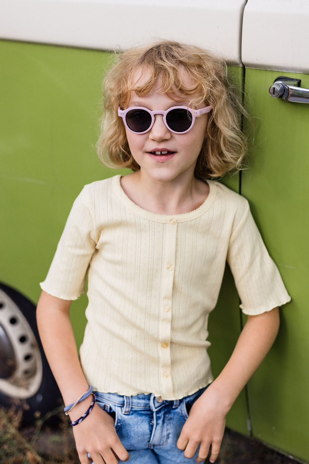 Mädchen mit cooler rosafarbener Kindersonnenbrille