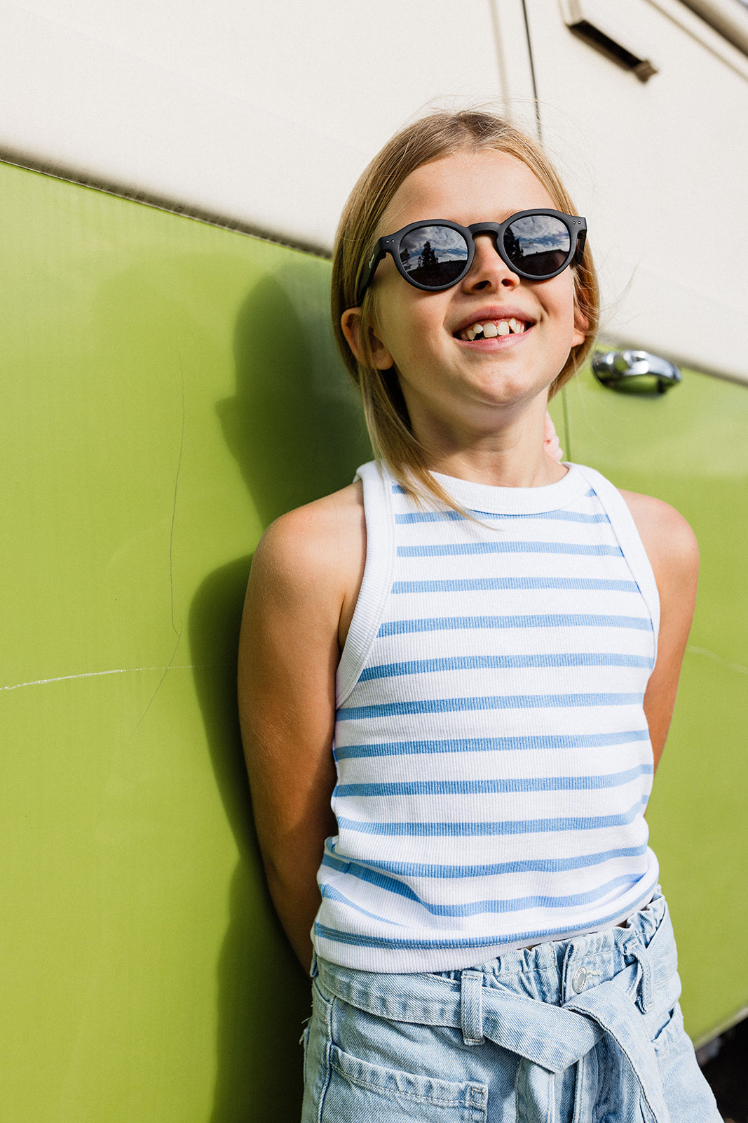 Mädchen trägt schwarze stylishe Kindersonnenbrille