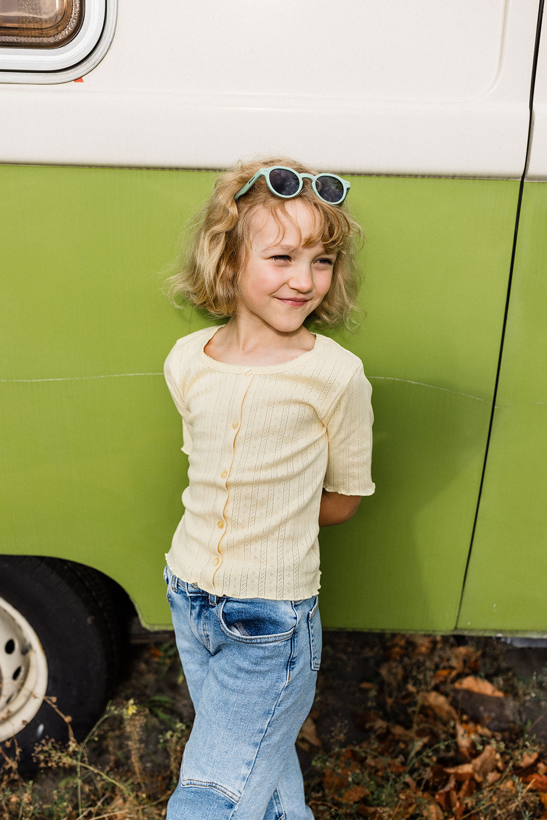 6 jähriges Mädchen trägt coole gruene Kindersonnenbrille